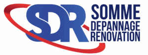 Logo SDR bleu avec un ruban rouge dynamique. Le texte en bleu marine indique : Somme Dépannage Rénovation.